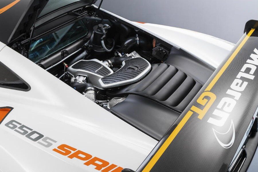 El motor V8 biturbo de 3,8 litros del McLaren 650S ha sido adaptado para las necesidades de un circuito.
