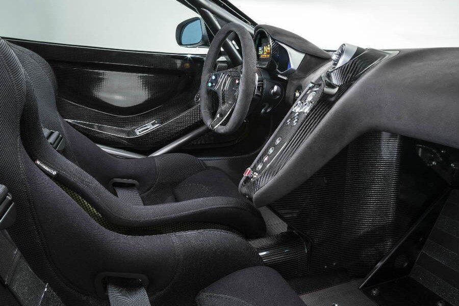 El interior del McLaren 650S Sprint solo mantiene el aire acondicionado como elemento de confort.