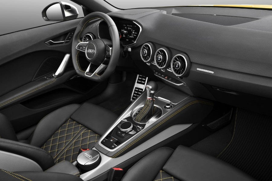 El interior del Audi TTS Roadster es más deportivo que el de la versión convencional.
