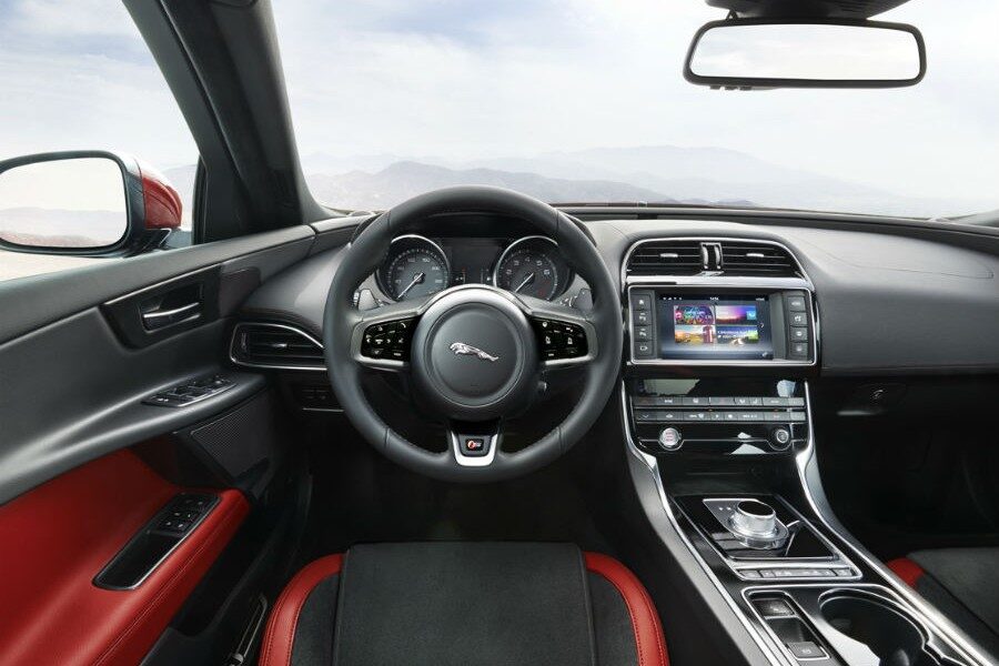 La línea de diseño de Jaguar se mantiene en el interior del nuevo XE.