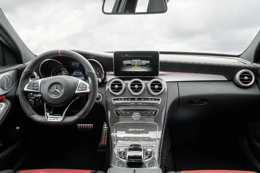 El interior del Mercedes C63 AMG es casi más espectacular que el exterior.