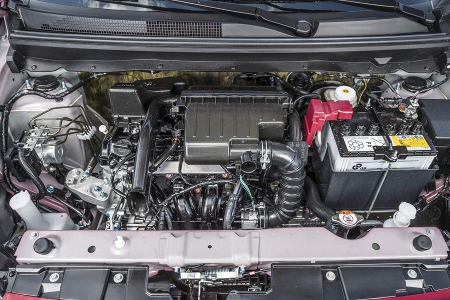 El sonido del motor de tres cilindros, muy característico, se cuela en el habitáculo.