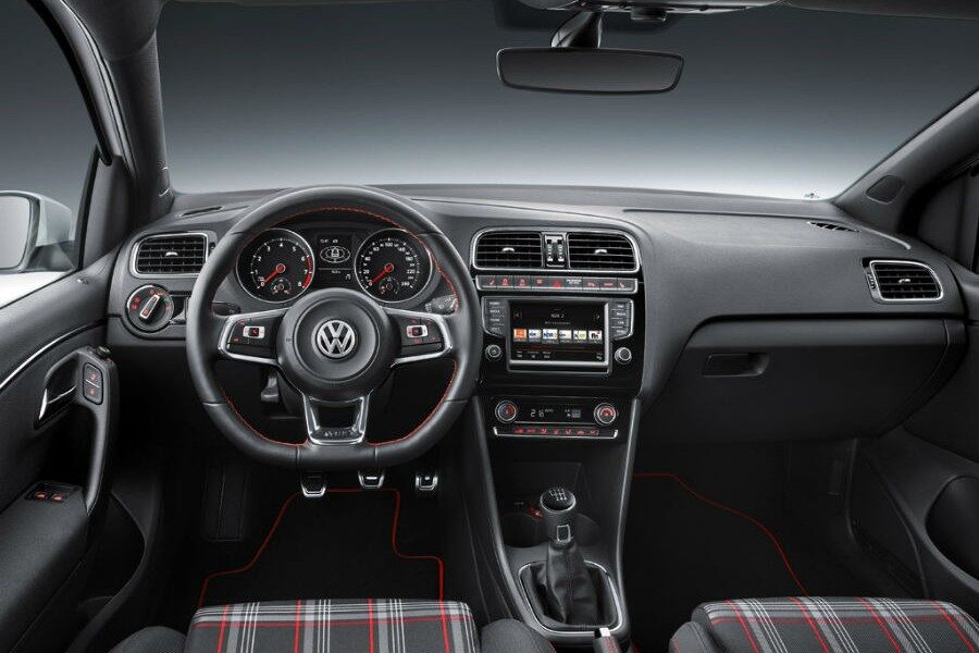 El interior del VW Polo GTi sigue la línea estética de todos los modelos deportivos de la marca.