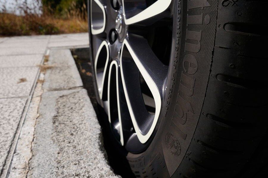 Los roces con los bordillos estropean y envejecen los neumáticos, incluso pueden provocar reventones.