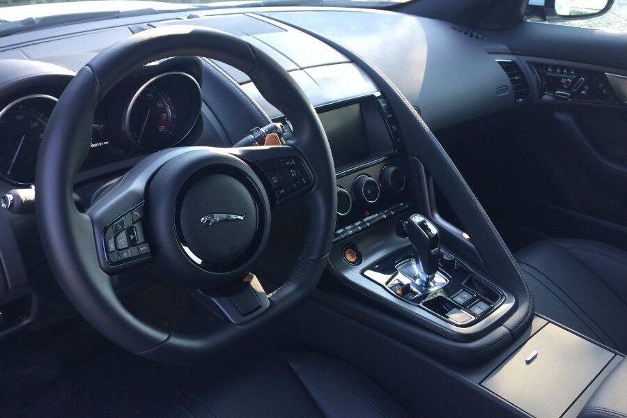 El interior del Jaguar F-Type es tan o más espectacular que su exterior.
