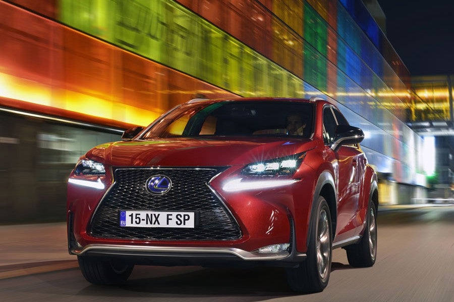 La versión F-Sport cuenta con detalles específicos en su imagen: fíjate en su agresiva parrilla.