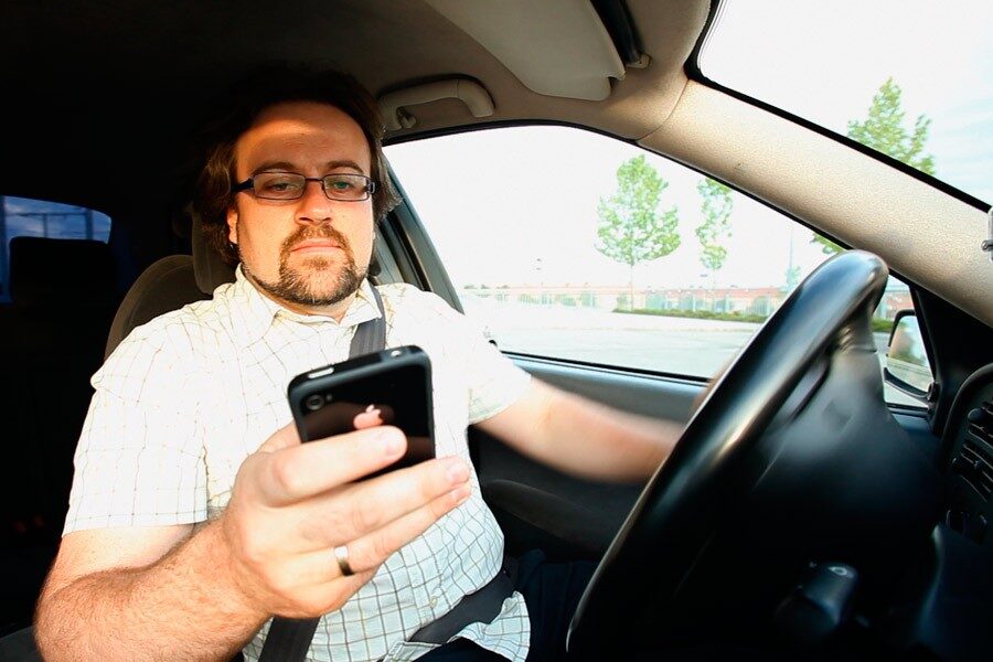 Cada año, miles de conductores son sancionados por manejar el teléfono mientras conducen.