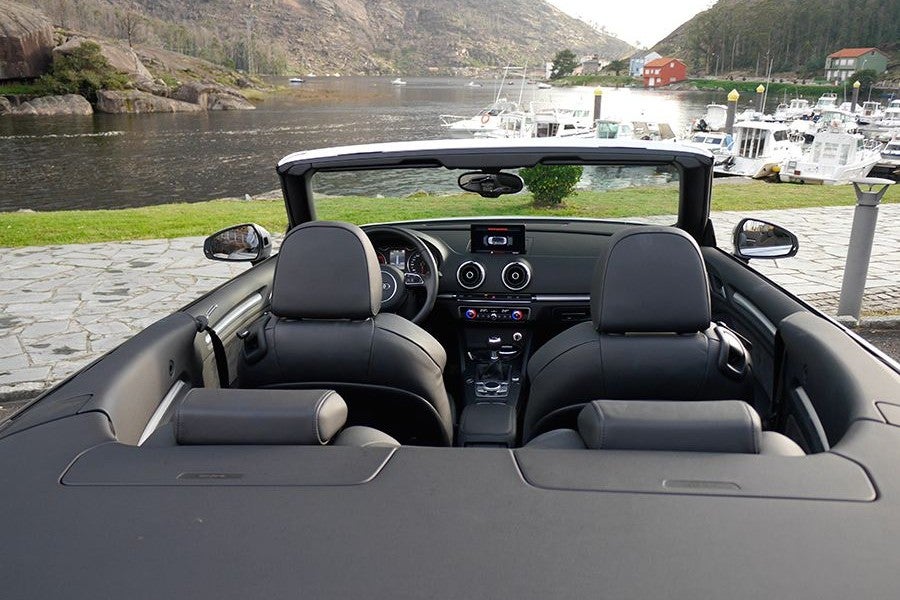 El interior del Audi A3 Cabrio ofrece 4 plazas, aunque las traseras son algo angostas.