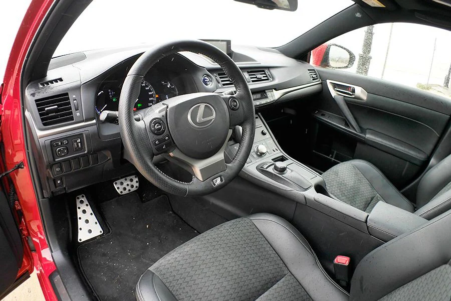 El interior tiene una buena presentación, pero uno espera menos plástico en un Lexus.