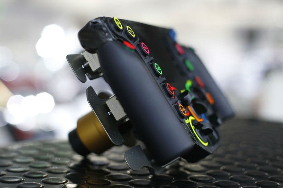 Hasta seis levas aparecen en la parte trasera del volante del Porsche 919 Hybrid, todas ellas con una función determinada.