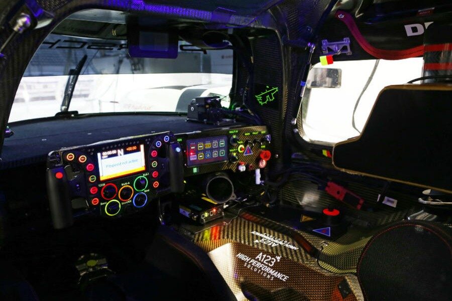 El cockpit del Porsche 911 Hybrid parece más bien el de un avión.