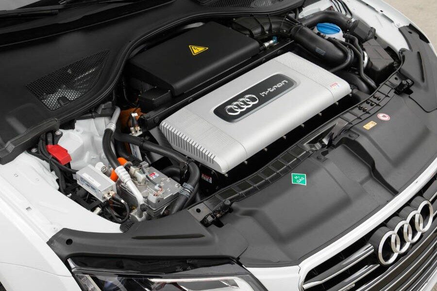 Abrir el capó del Audi A7 Sportback H-Tron Quattro es toda una experiencia.