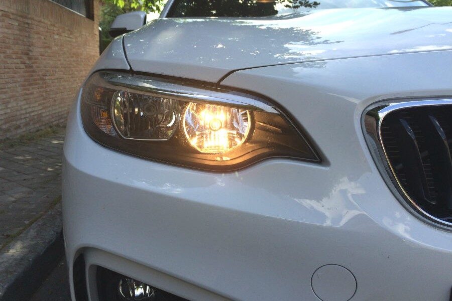 La ausencia de LEDs se nota en esta unidad del BMW Serie 2. Uno se acostumbra a lo bueno rápido...