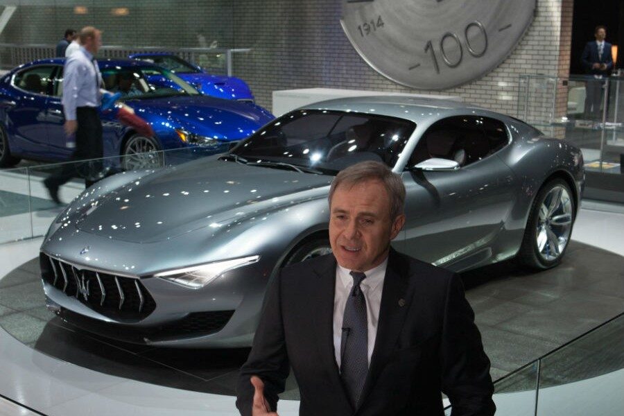 Las altas esferas de Maserati muestran orgullosas sus últimas creaciones.