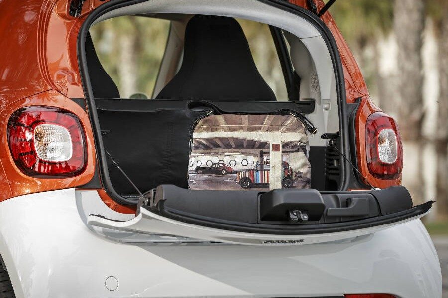 La capacidad del maletero del Smart ForTwo es la justa para el uso urbano diario.