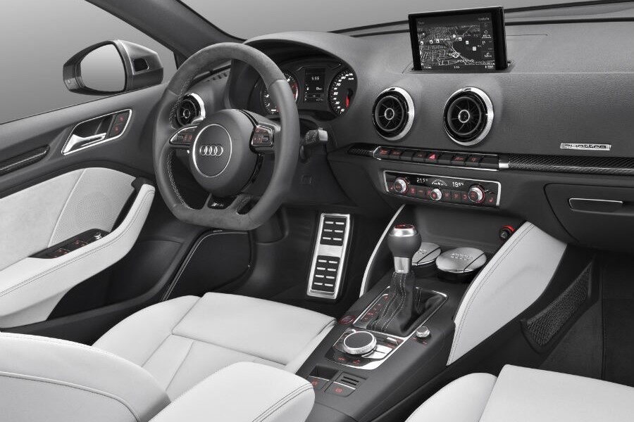 El interior del Audi RS3 Sportback también se radicaliza.