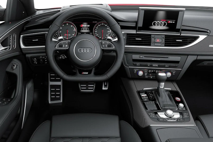 El interior del Audi RS6 Avant se diferencia bastante del de un A6 convencional, aunque la importancia está en los detalles.