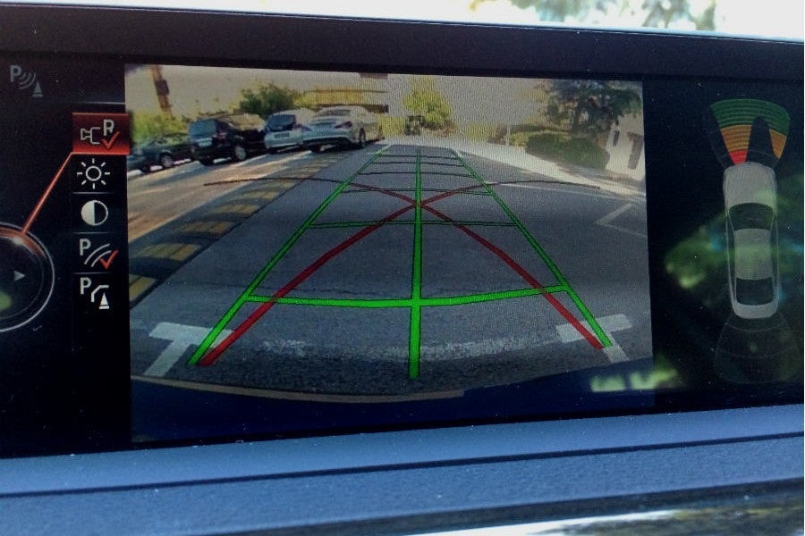 La cámara de visión trasera es uno de los muchos extras de equipamiento con los que puede contar el BMW 428i.