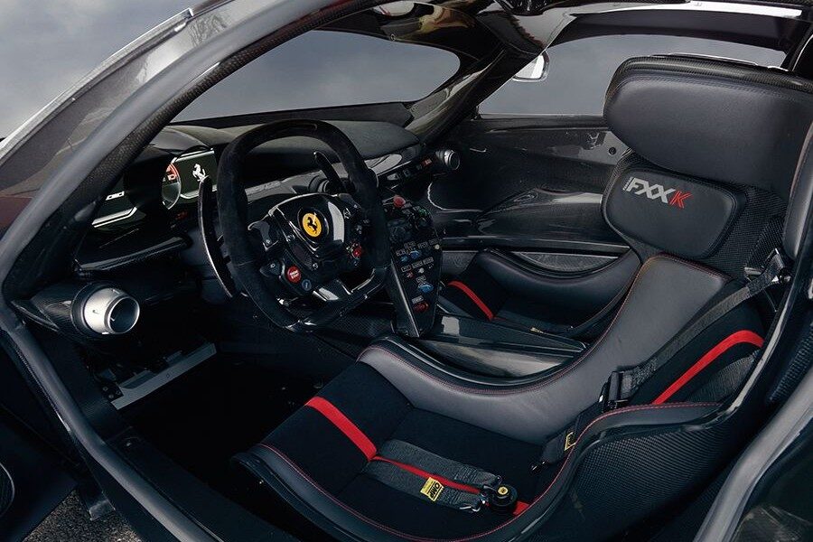 El interior del FXX K es casi el de un coche de competición.