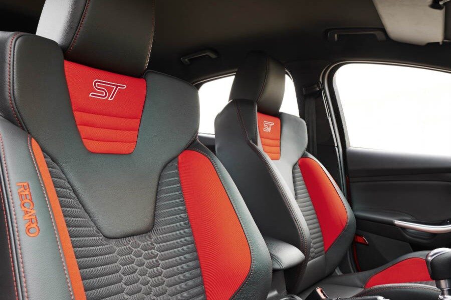 Ford nos da la opción de decorar los asientos del Focus ST a juego con la carrocería.