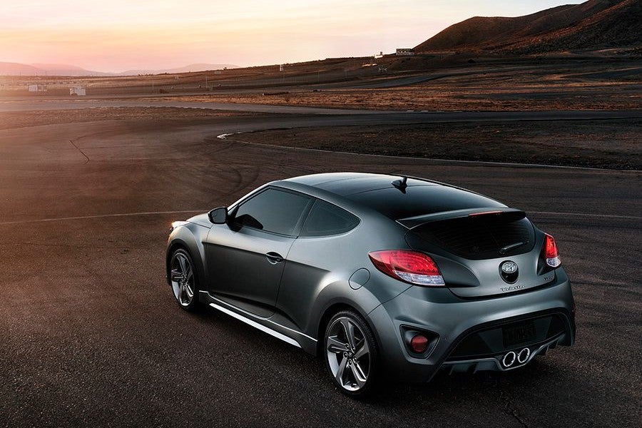 Las dos salidas de escape redondas son exclusicas del turbo.