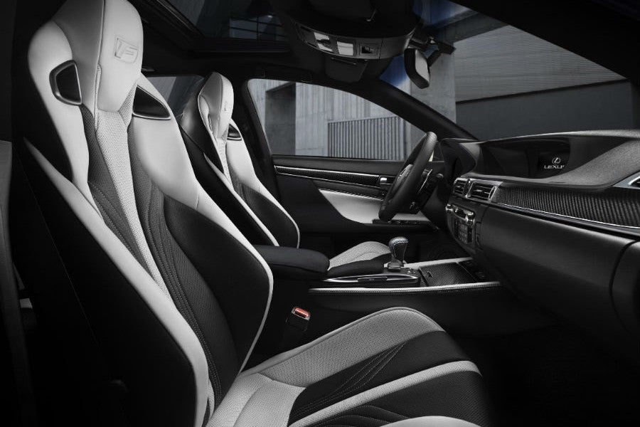 El interior del Lexus GS F es similar al de un coche de competición.