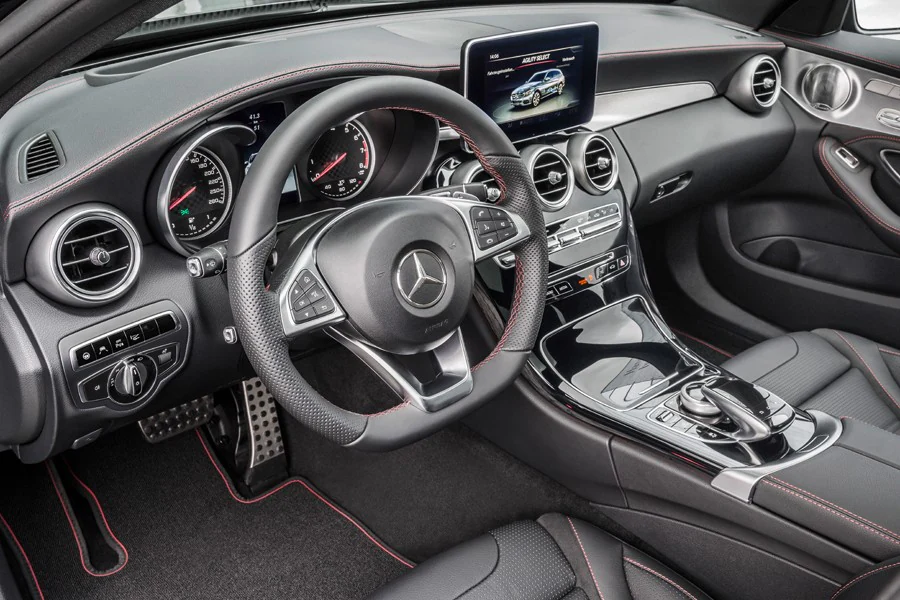El Mercedes C450 AMG cuenta con un interior más 'racing'.