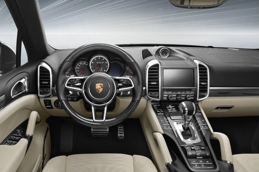 El Porsche Cayenne Turbo S estrena algunos elementos estéticos en su interior.