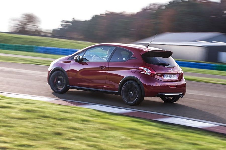 Dinámicamente el 208 GTi 30th aniversario es un verdadero deportivo.