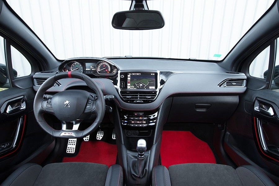 Los tonos del interior son un homenaje a los del mítico 205 GTi.