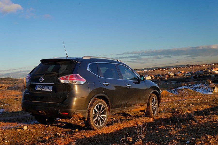 El X-Trail nota su mayor altura libre y el mayor peso, que suponen un lastre en carretera y una ventaja fuera de ella.