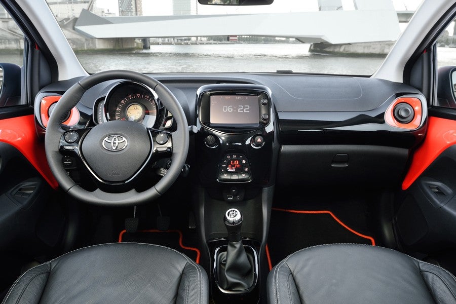 El interior del nuevo Toyota Aygo a penas se distingue del de sus parientes Peugeot 108 y Citroën C1.