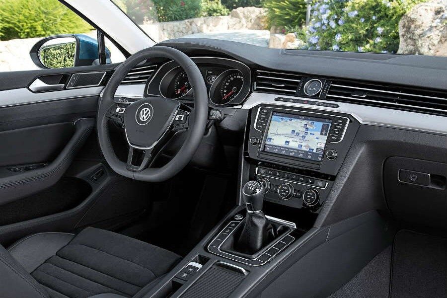 Volkswagen renueva el interior del Passat dotándolo de una imagen más vanguardista.