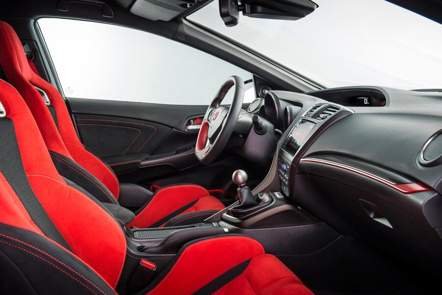 El interior cuenta con la característica combinación en rojo y  negro de la variante Type R.