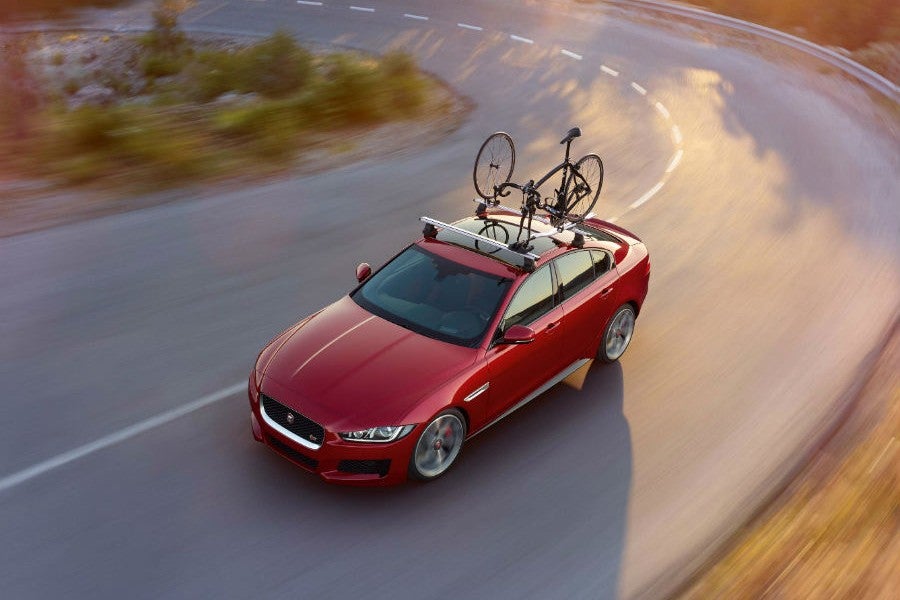 Transportar bicicletas en todo un Jaguar XE ya es posible.