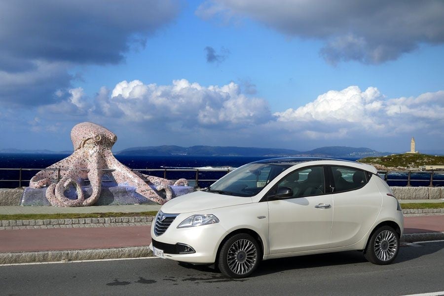 Un Lancia Ypsilon que pasó por nuestras manos, junto al paseo marítimo de La Coruña.