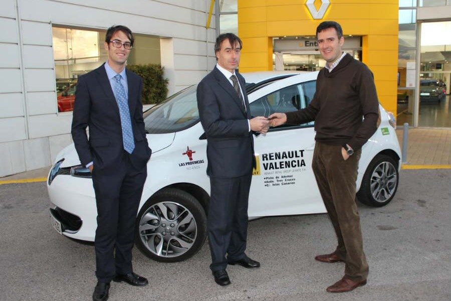 Fco-Javier Sainz (izda.) responsable de coches eléctricos en Renault Valencia, y Jorge Gascó, director de marketing de la filial de Renault en la ciudad, entregan el Renault Zoe Z.E. a Alex Adalid, coordinador de Motor en Las Provincias