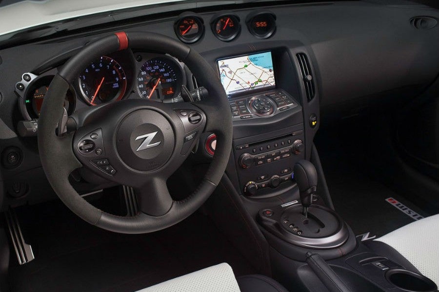 El interior del Nissan 370Z Nismo Roadster cuenta con un completo sistema de infoentretenimiento.