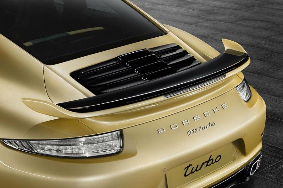 La zaga del 911 Turbo varía de forma evidente con el nuevo kit aerodinámico.