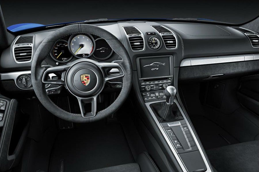 El interior del Porsche Cayman GT4 presenta diversos elementos diferenciadores respecto al resto de la gama.