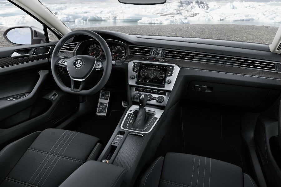 El interior del nuevo Volkswagen Passat Alltrack presenta una serie de detalles exclusivos propios de esta versión.