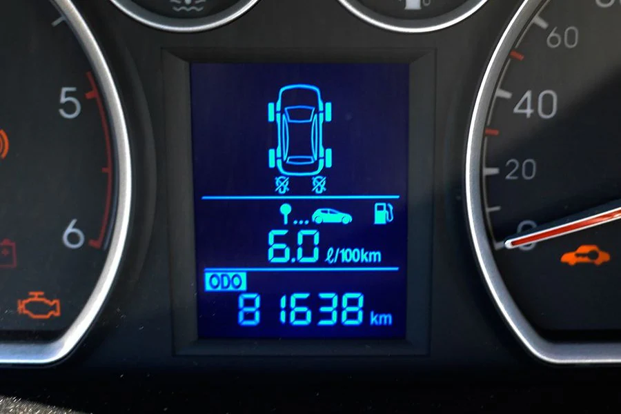 En la actualidad los coches nuevos incorporan sensores de presión de los neumáticos.