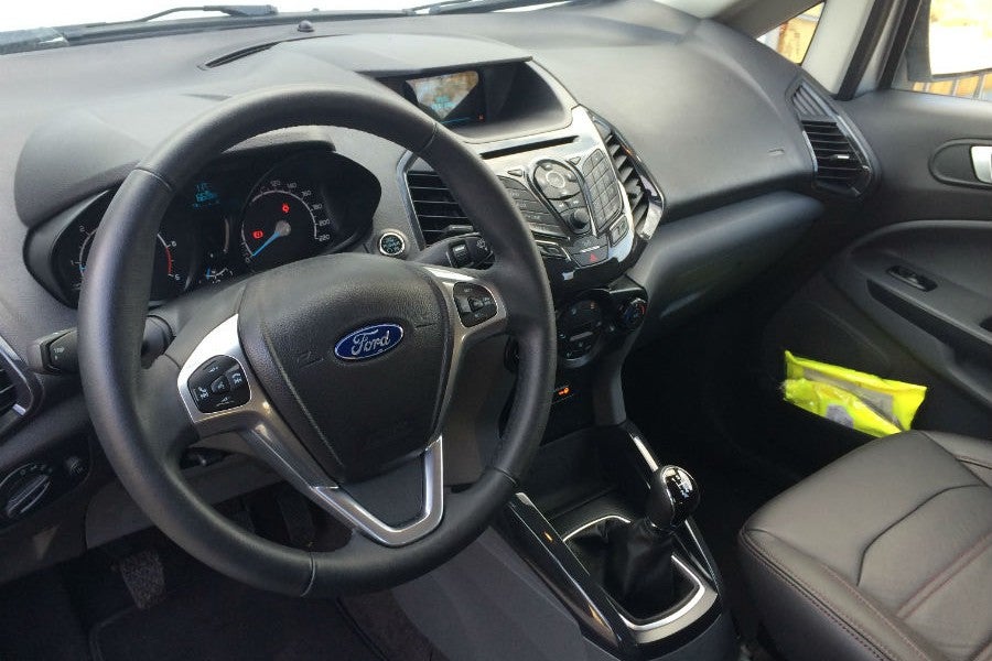 El interior del Ford EcoSport se ha quedado anticuado a nivel de diseño.