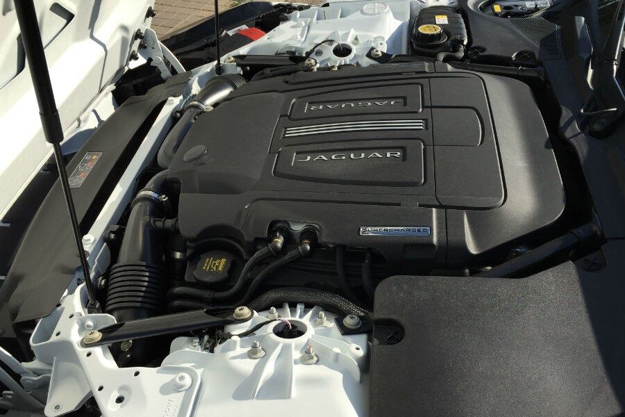 Una pena que todas las tapas no nos dejen admirar la obra de arte que es el V8 que equipa el Jaguar F-Type Coupé 'R'.