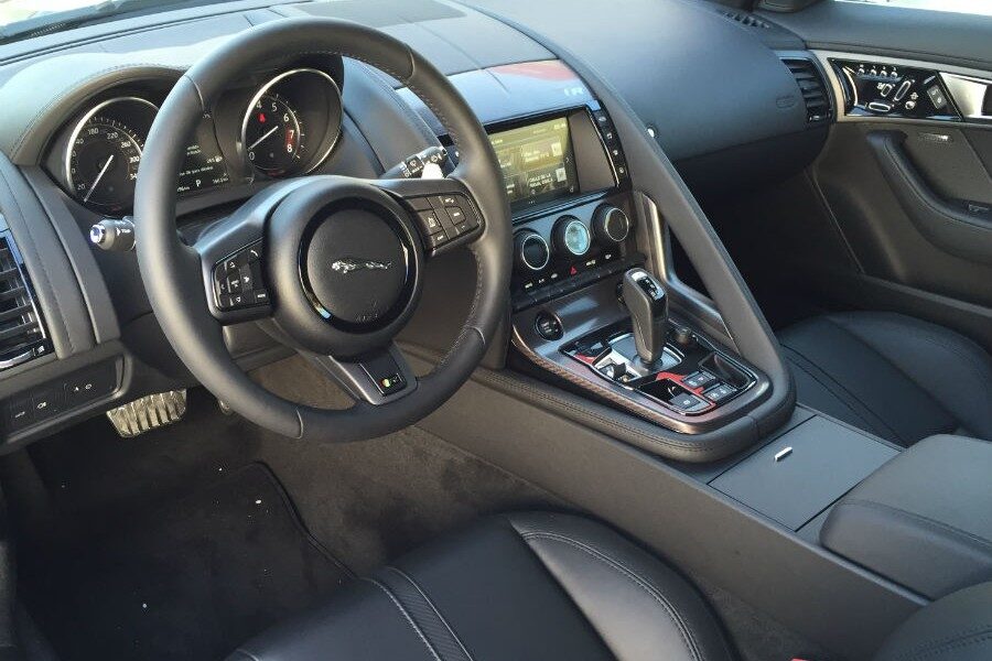 El interior del F-Type combina a la perfección deportividad y elegancia.