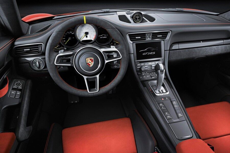 Interior bitono en rojo y negro para el 911 GT3 RS.