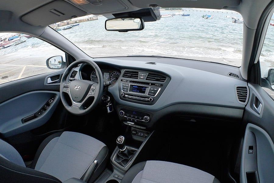 El interior es acogedor y está bien diseñado, pero algunos plásticos podrían mejorar.