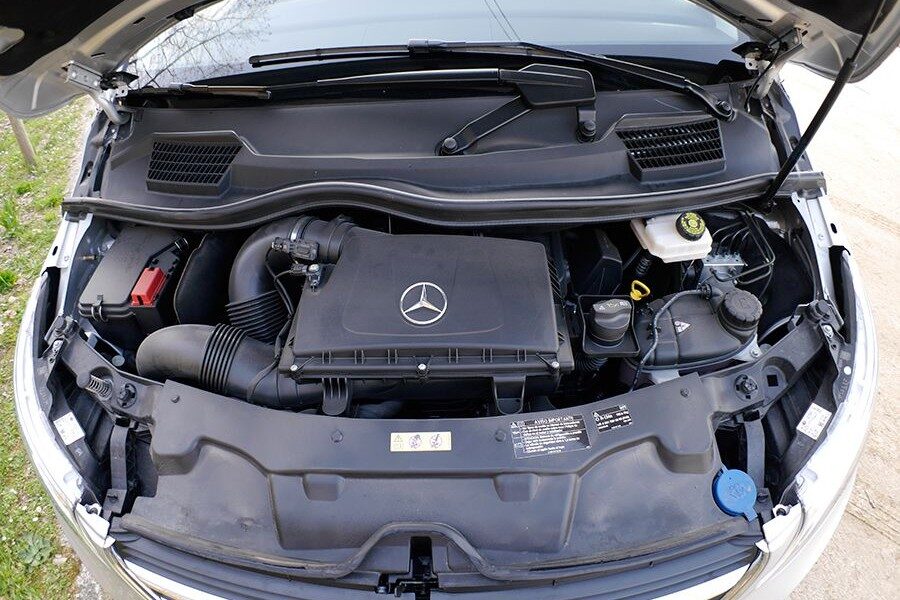 El motor de 163 CV mueve con alegría este enorme Mercedes.