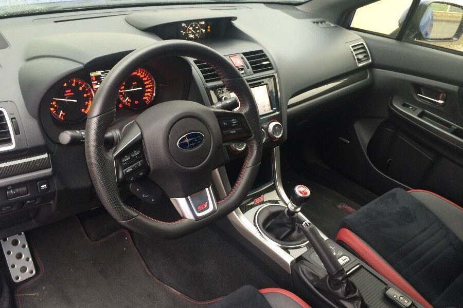 Deportividad y calidad se mezclan a la perfección en el interior del Subaru WRX STi.
