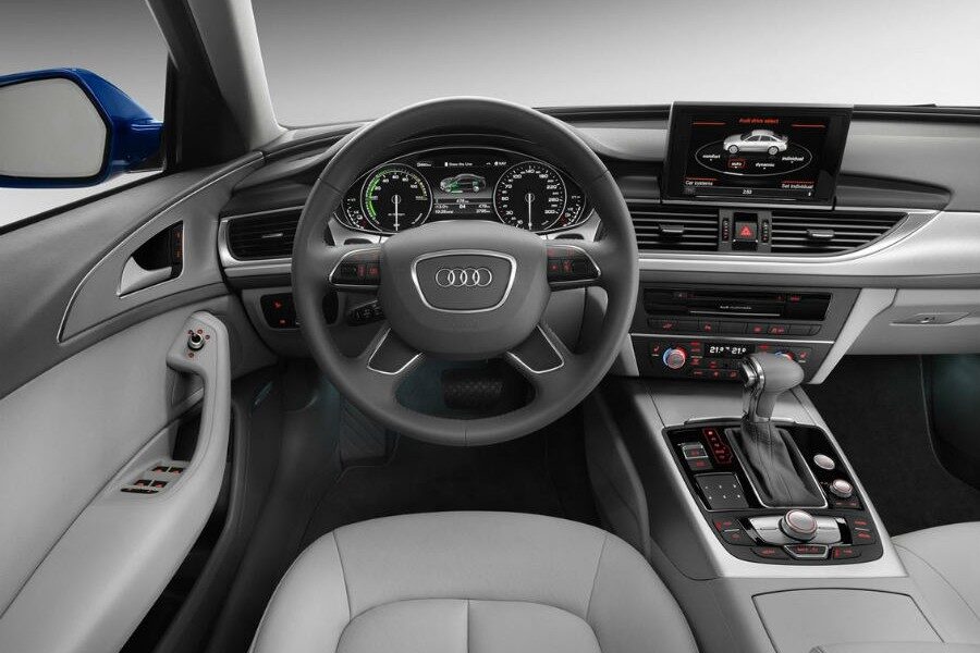 Más allá de los indicadores propios de una versión de este estilo, el Audi A6L e-tron no se diferencia en nada en su interior de otros coches de alta gama de la firma.